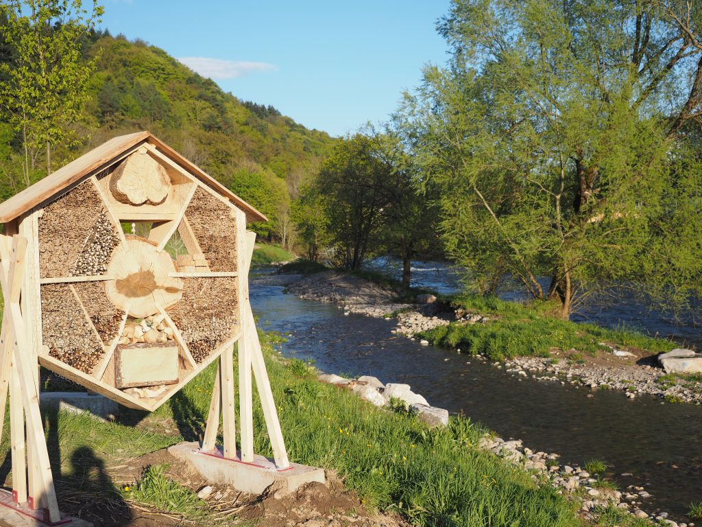 Hexagon-shaped bee hotel at a stream. Photo by Felix Fornoff